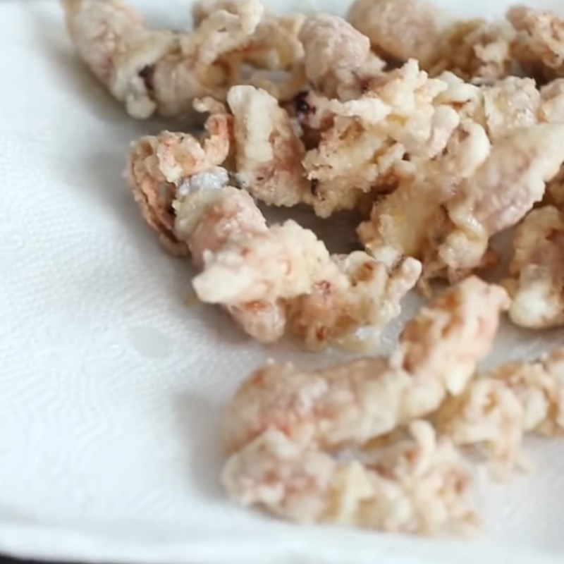 Step 3 Fry the squid Crispy egg squid with honey sauce