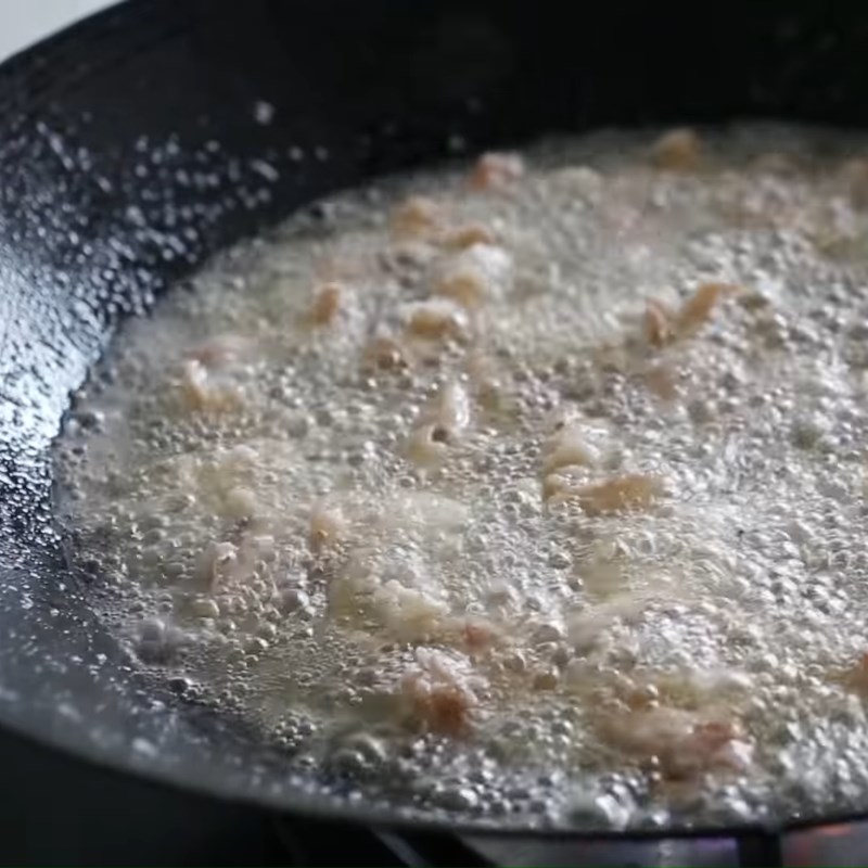 Step 3 Fry the squid Crispy egg squid with honey sauce