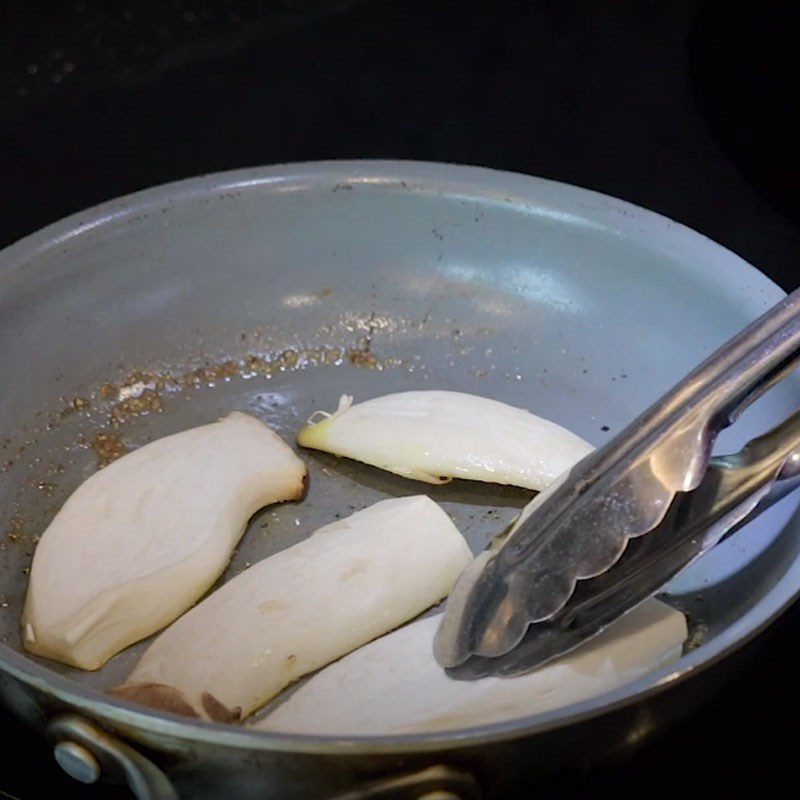 Step 3 Frying Chicken Thigh Mushrooms Soba Noodles with Chicken Thigh Mushrooms