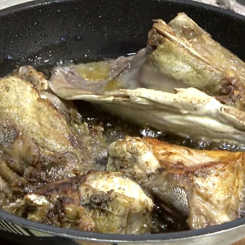 Step 4 Lightly Fry the Fish Head Grouper Fish Head Taro Hotpot