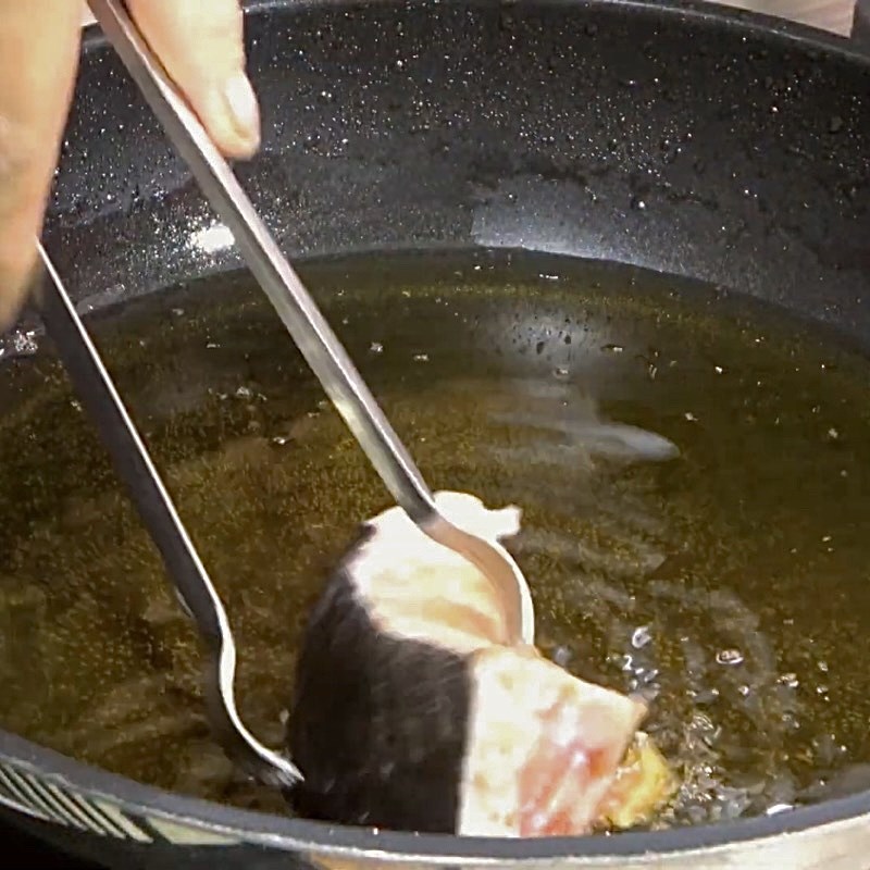 Step 4 Lightly Fry the Fish Head Grouper Fish Head Taro Hotpot