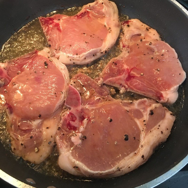 Step 3 Fry the ribs Pork chops braised with fresh milk