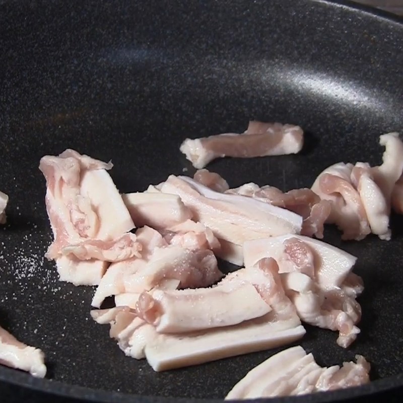 Step 3 Fry the meat Mackerel braised with pork belly