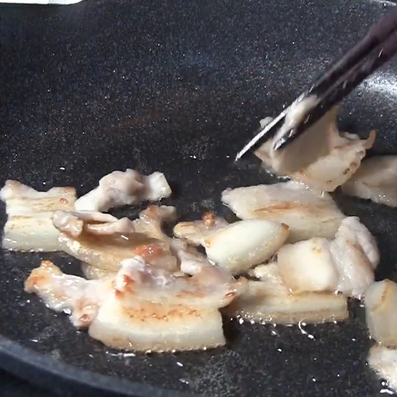 Step 3 Fry the meat Mackerel braised with pork belly