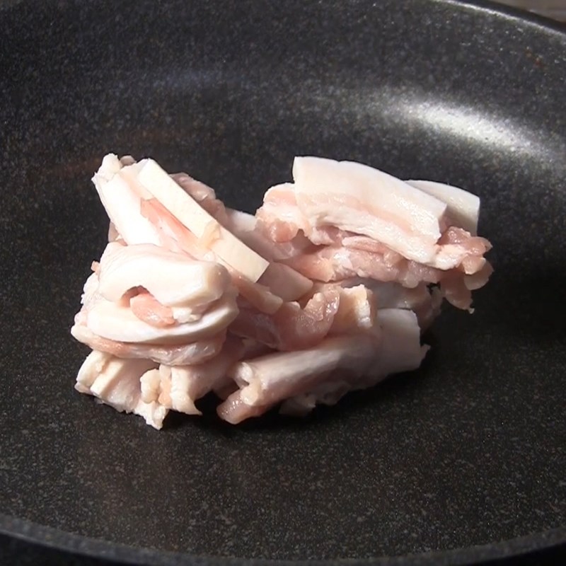 Step 3 Fry the meat Mackerel braised with pork belly