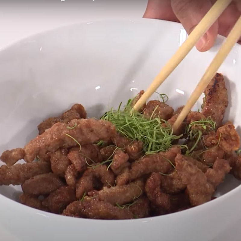 Step 4 Frying beef Fried beef with sunlight