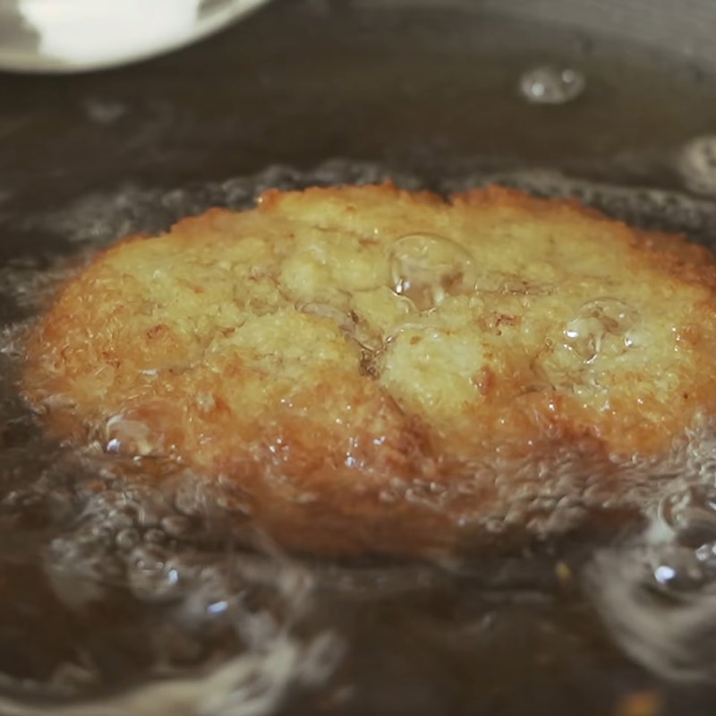 Step 5 Fry the shrimp for fried shrimp sandwich