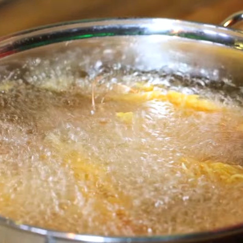 Step 4 Fried shrimp Fried golden shrimp