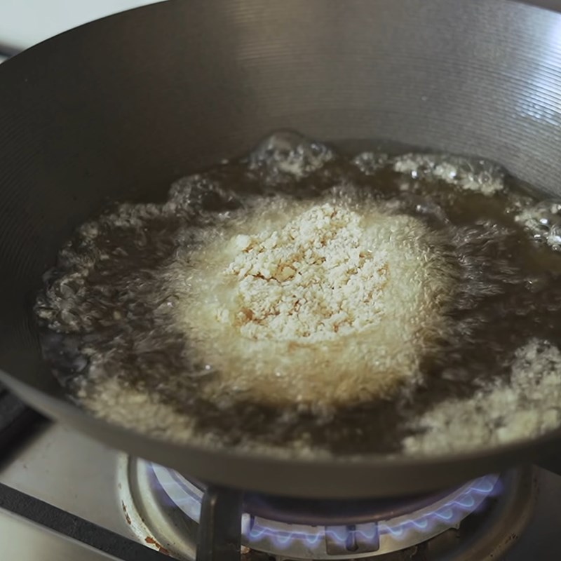 Step 5 Fry the shrimp for fried shrimp sandwich