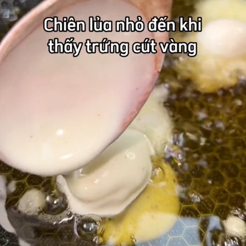Step 3 Frying eggs Crispy quail eggs with tamarind sauce (Recipe shared from Tiktok Cooking with TasteVN)