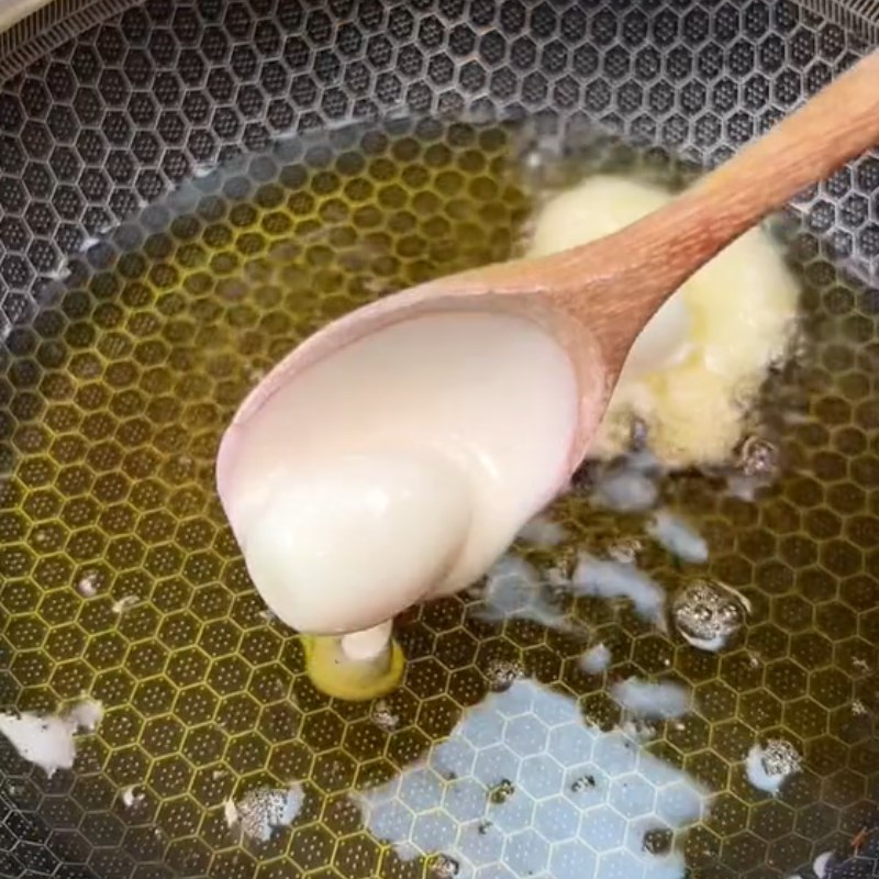 Step 3 Frying eggs Crispy quail eggs with tamarind sauce (Recipe shared from Tiktok Cooking with TasteVN)