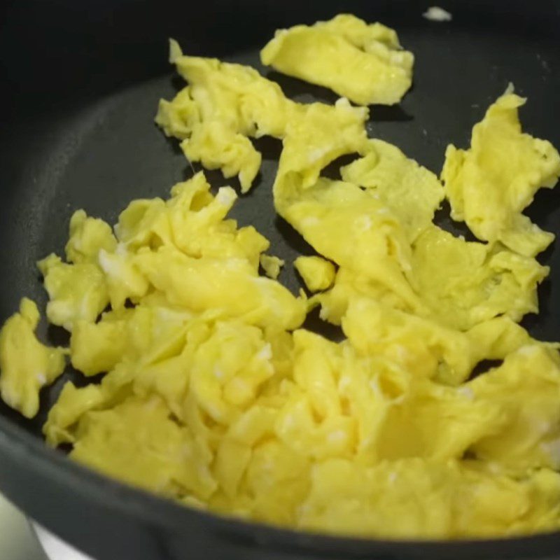 Step 4 Frying eggs with tofu