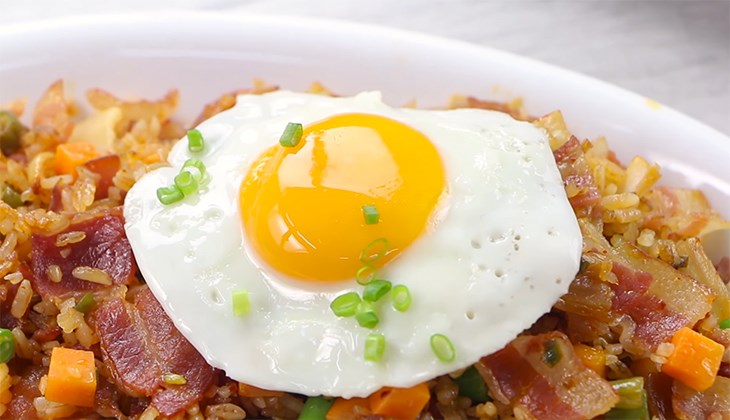 Step 5 Fry the eggs Fried rice with bacon