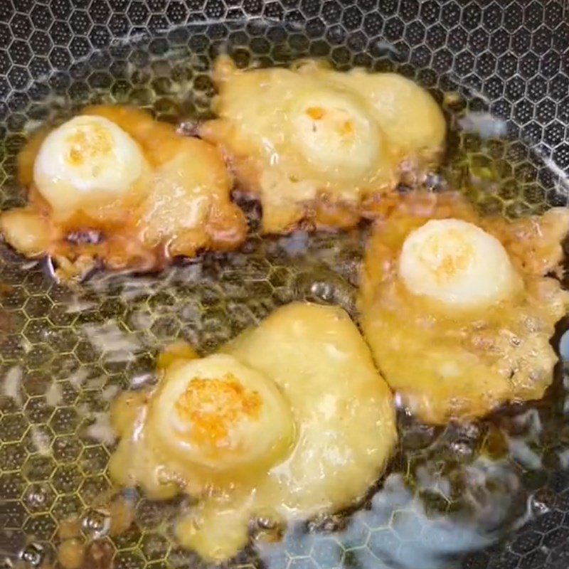Step 3 Frying eggs Crispy quail eggs with tamarind sauce (Recipe shared from Tiktok Cooking with TasteVN)