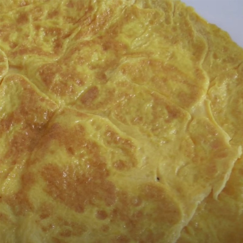 Step 6 Frying the egg Korean egg fried rice roll