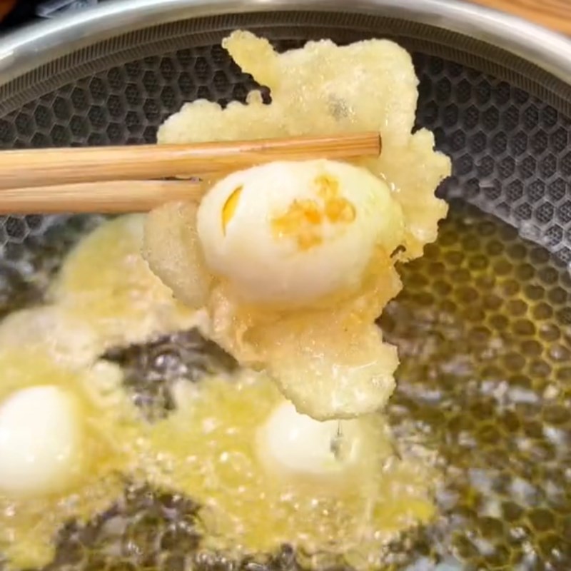 Step 3 Frying eggs Fried quail eggs with tamarind sauce (Recipe shared from Tiktok Cooking with TasteVN)