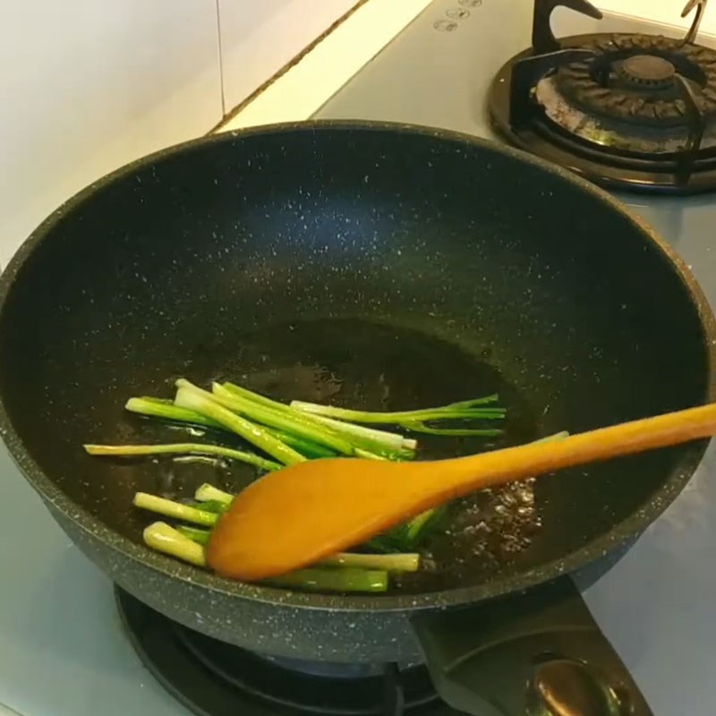 Step 1 Fry the eggs Fried Pho with eggs