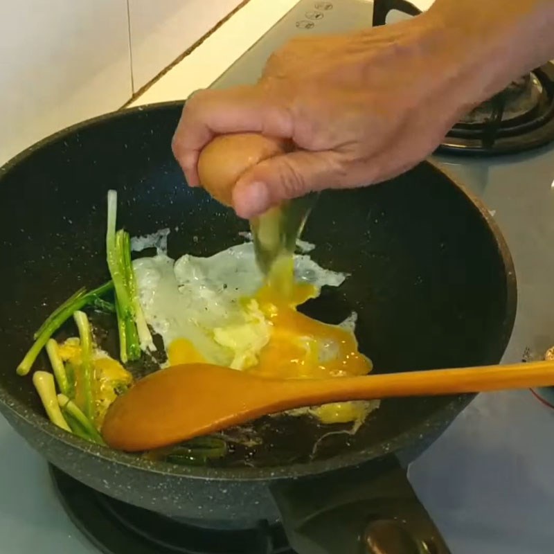 Step 1 Fry the eggs Fried Pho with eggs