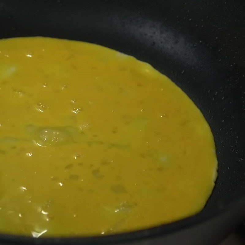 Step 4 Fry the eggs Fried tofu with eggs