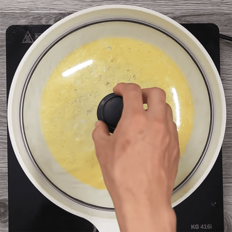 Step 3 Fry the egg Shrimp omelette