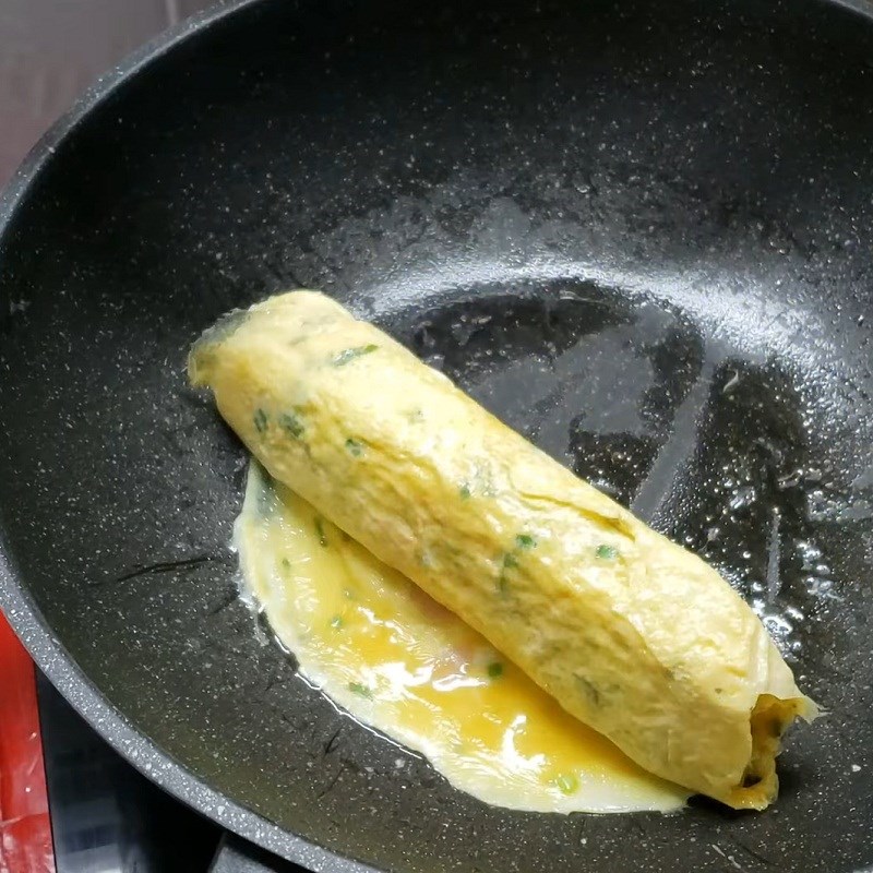 Step 3 Fry and Roll the Eggs Heart-shaped Sausage Rolled Eggs
