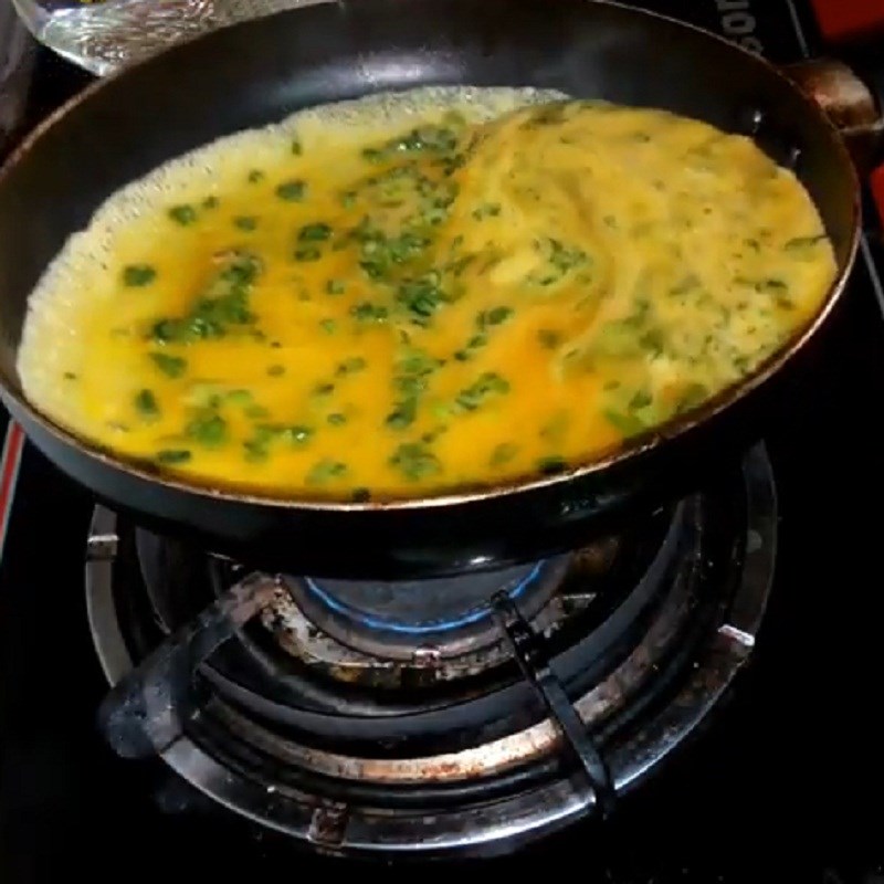 Step 3 Fried and rolled eggs Heart-shaped green onion rolled eggs