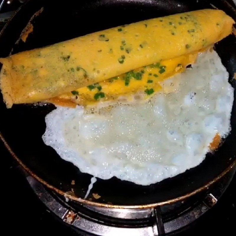 Step 3 Fried and rolled eggs Heart-shaped green onion rolled eggs