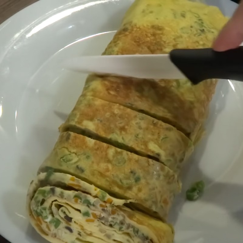 Step 4 Fried and rolled eggs Colorful rolled eggs fried