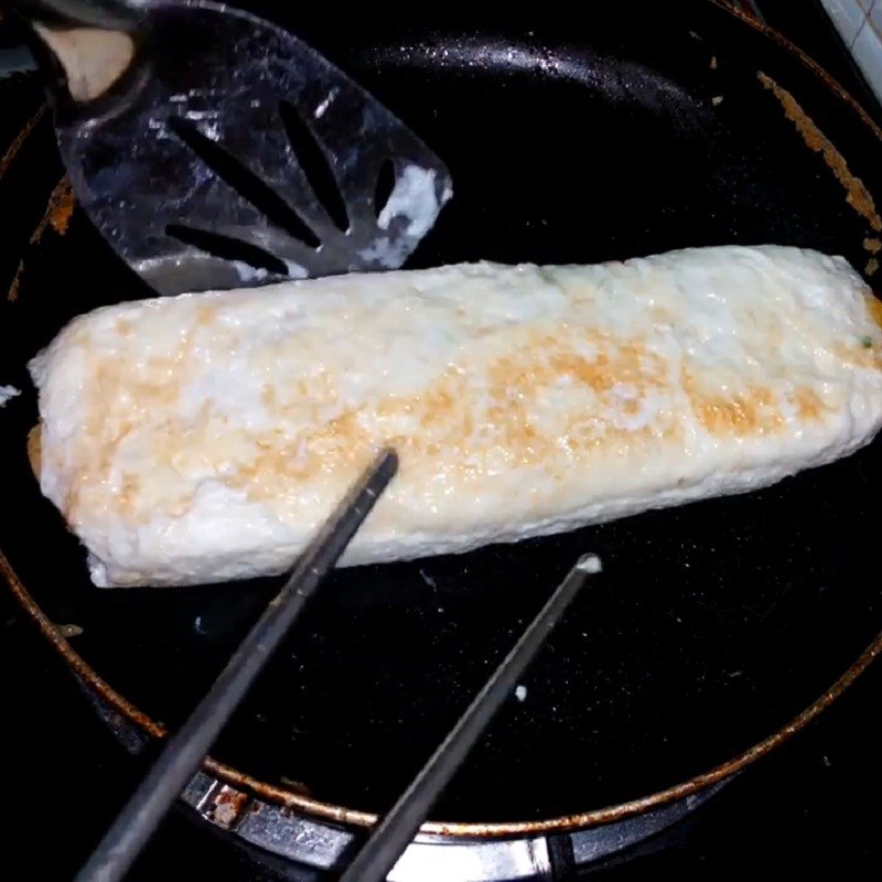 Step 3 Fried and rolled eggs Heart-shaped green onion rolled eggs