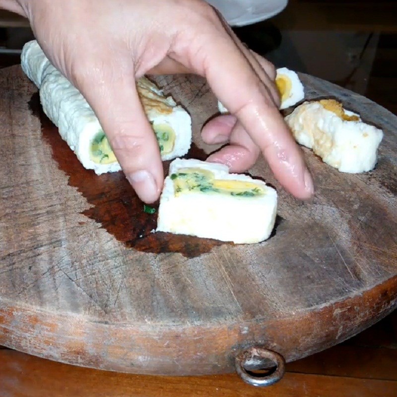 Step 3 Fried and rolled eggs Heart-shaped green onion rolled eggs