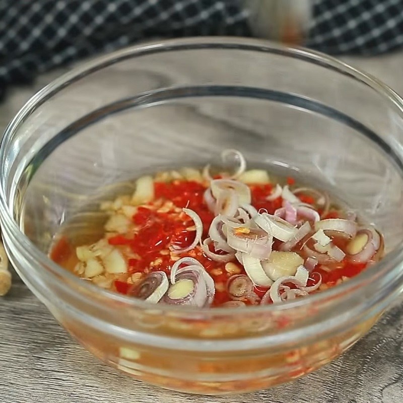 Step 3 Make the lemongrass chili sauce Stir-fried pig skin with lemongrass and chili