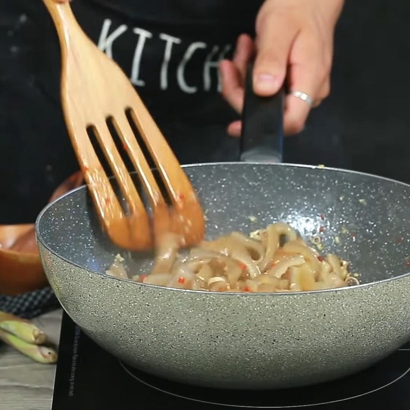 Step 4 Stir-fried pig skin with lemongrass and chili