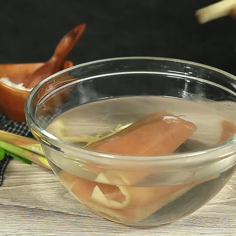 Step 2 Boil the pig skin Stir-fried pig skin with lemongrass and chili