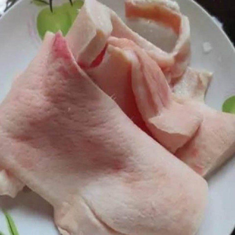 Step 1 Prepare the ingredients for Stir-fried Pork Skin with Lemongrass and Chili