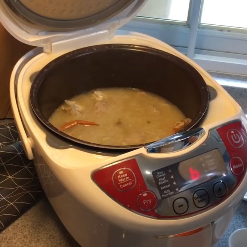Step 6 Add the ingredients to the porridge Mixed crab porridge