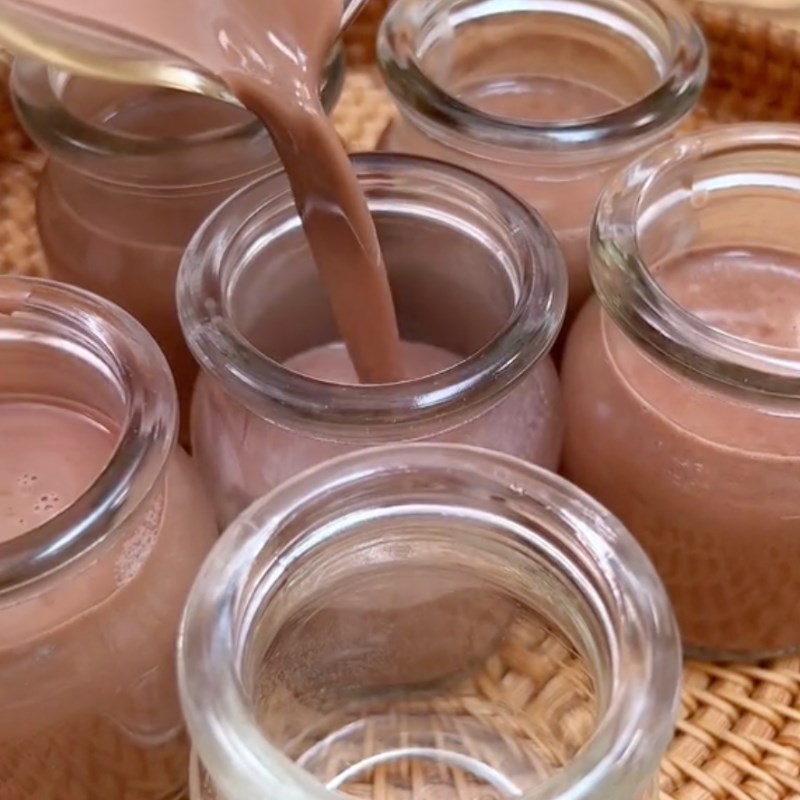 Step 3 Pour the panna cotta mixture into jars Panna cotta chocolate (Recipe from the TikTok channel Let's Cook with TasteVN)