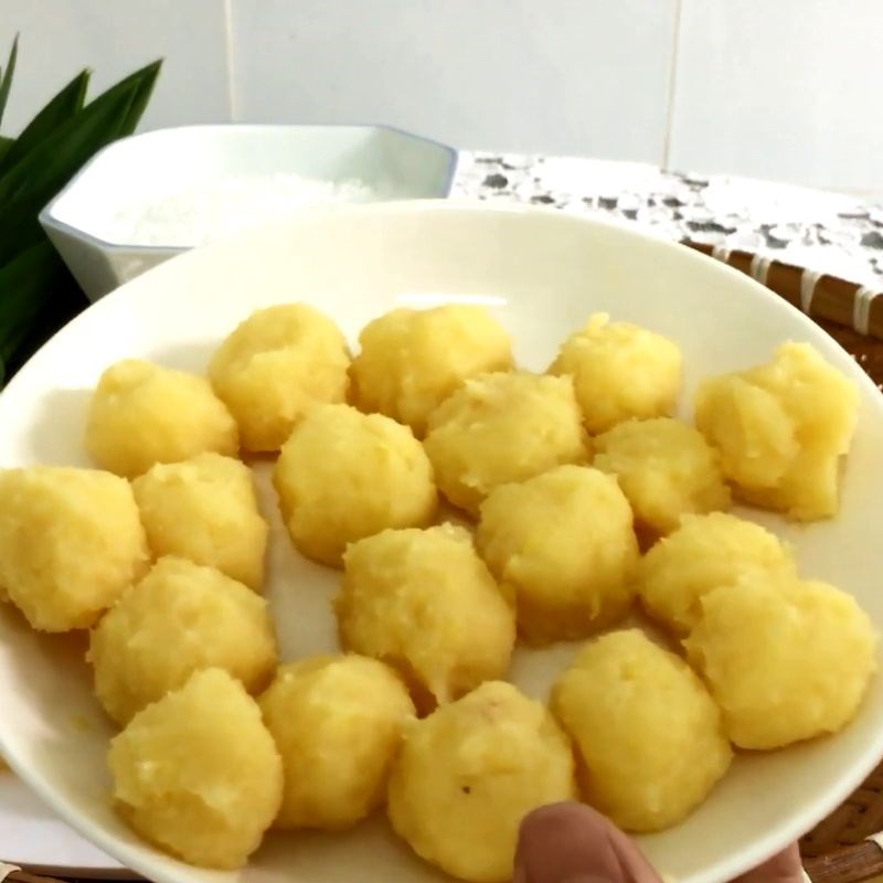 Step 3 Put mung bean filling into longans Mung bean longan dessert