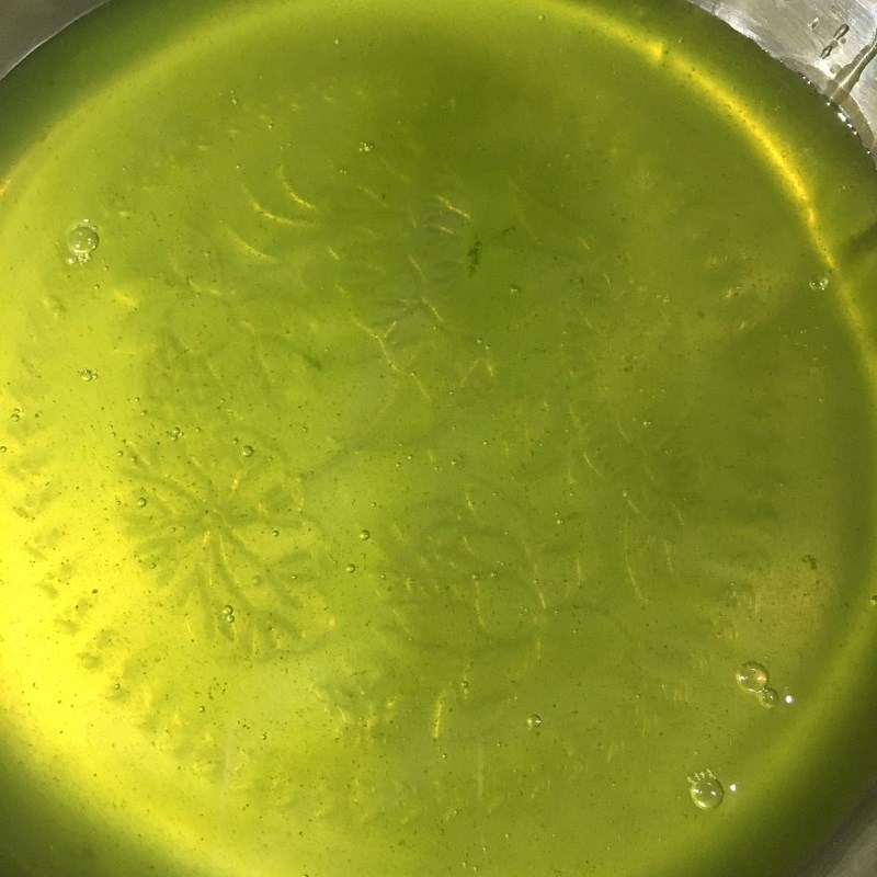 Step 3 Pour into the mold of pandan jelly with coconut water