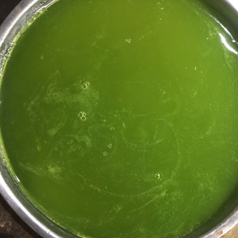Step 3 Pour into the mold of pandan jelly with coconut water