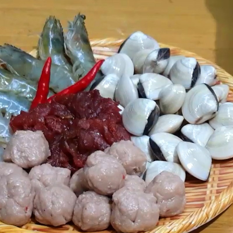 Step 2 Prepare other ingredients for the Mekong Delta seafood crab hotpot