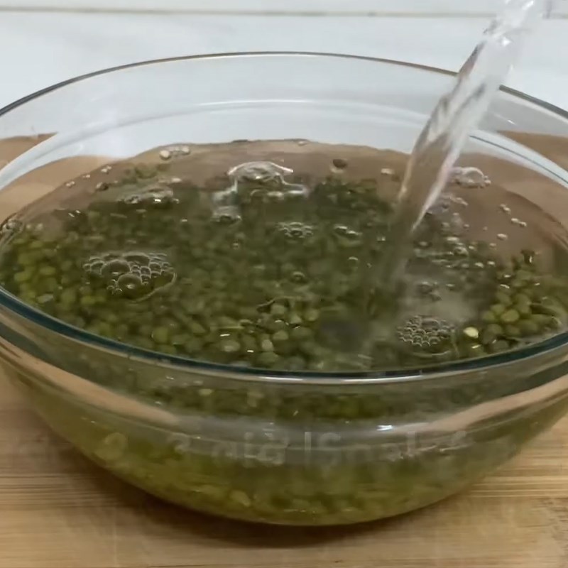 Step 1 Prepare mung beans and rice for Chicken and Perilla Porridge