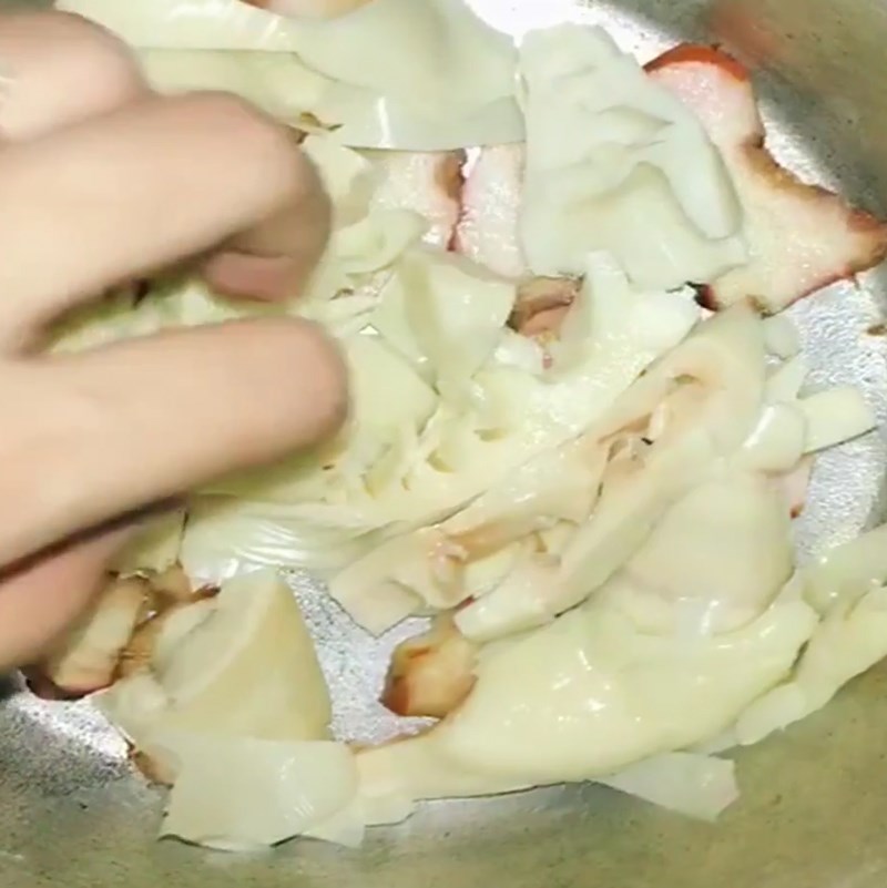 Step 3 Prepare the pot for braising fish Braised carp with bamboo shoots
