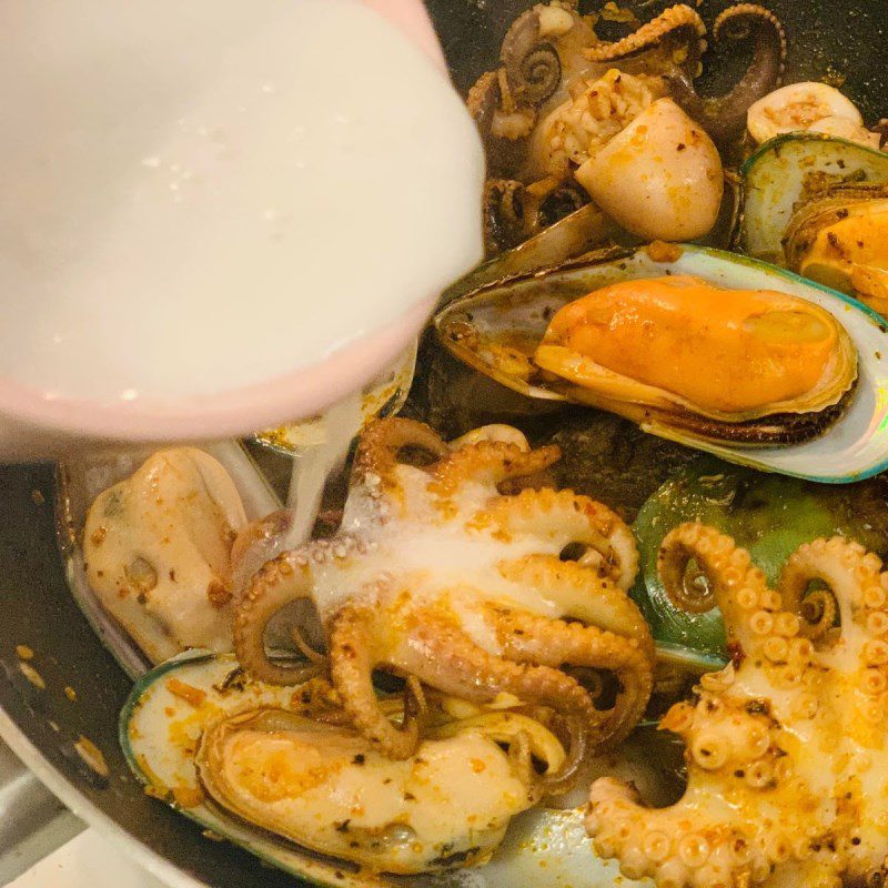 Step 3 Prepare coconut milk Seafood curry (recipe shared by user)