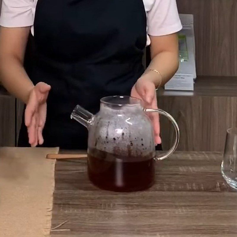 Step 1 Prepare the tea for Oolong Milk Tea