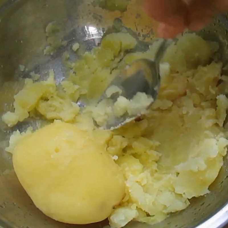 Step 1 Prepare the cake dough for Potato Cakes with Meat Filling