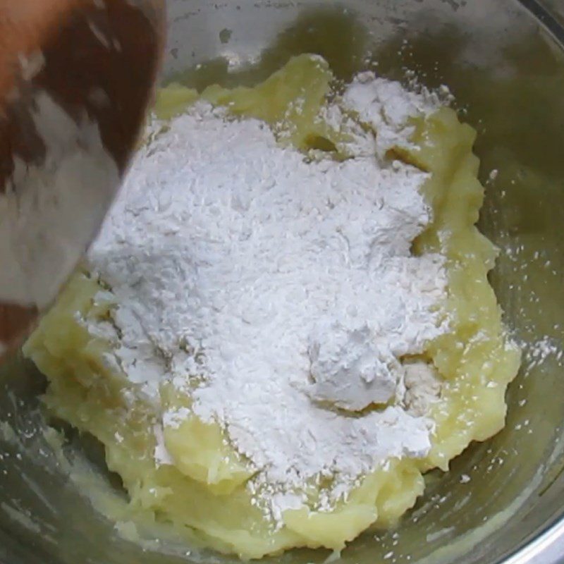 Step 1 Prepare the cake dough for Potato Cakes with Meat Filling
