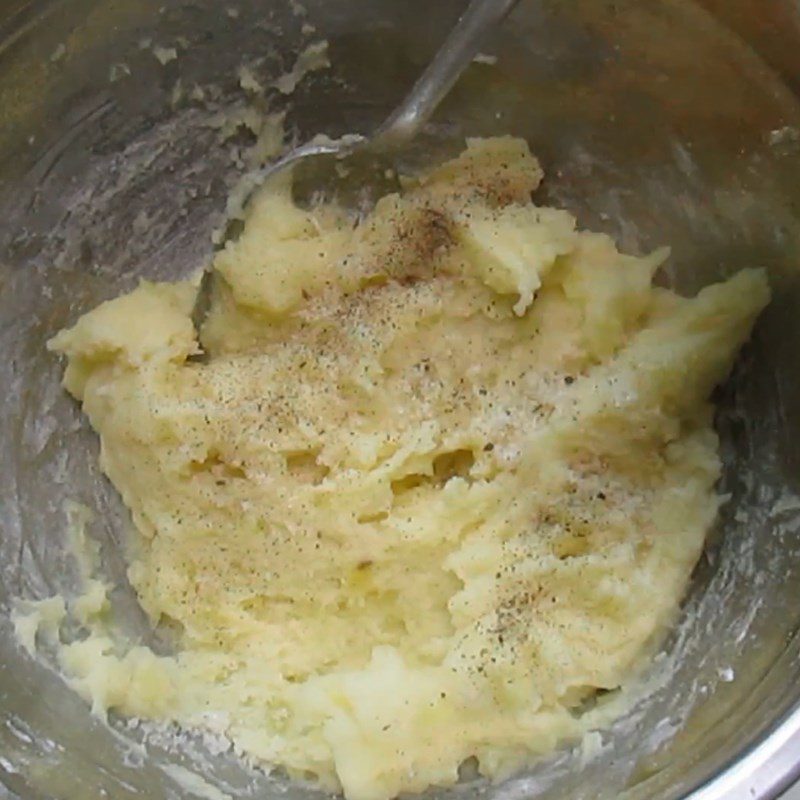 Step 1 Prepare the cake dough for Potato Cakes with Meat Filling