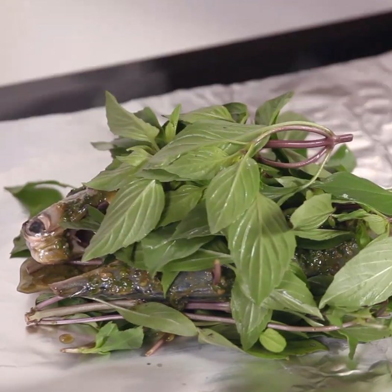Step 4 Prepare and grill the fish Grilled mackerel with basil leaves
