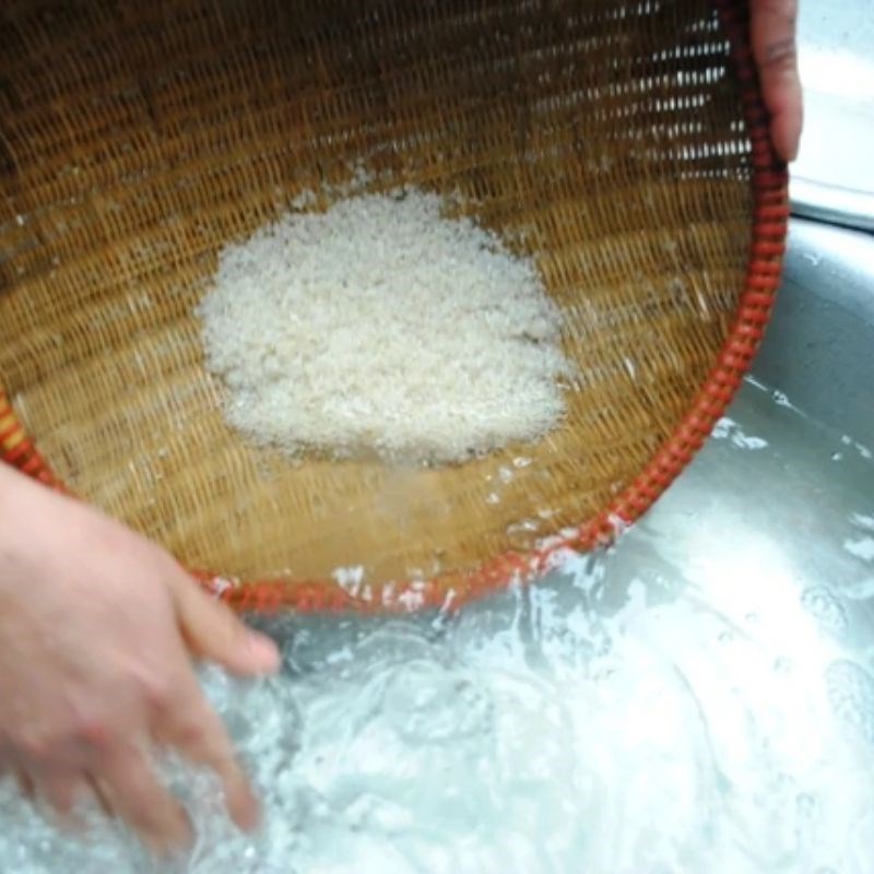 Step 1 Prepare and toast the rice for minced blood porridge