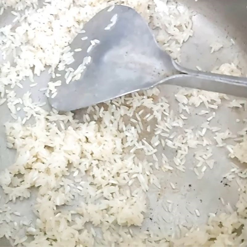 Step 1 Prepare and roast the rice for minced meat blood porridge